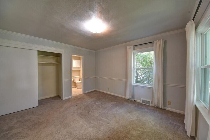 Master Bedroom with en-suite bath - 2539 Vernon Ct SE