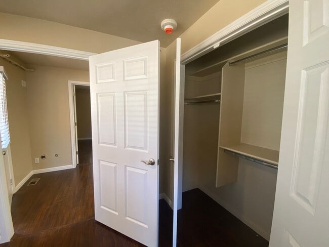 Building Photo - *utilities included* Three bedroom apartme...