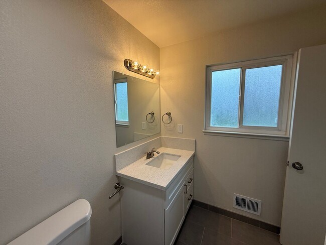 Building Photo - Fully remodeled single story located in Lakewood School District!