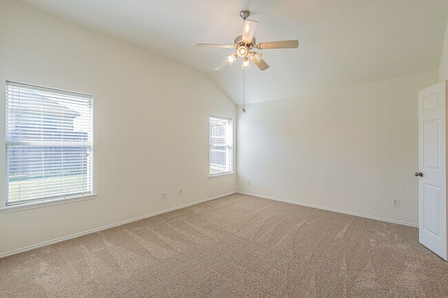 Building Photo - 3 Bedroom 2 Bath Home