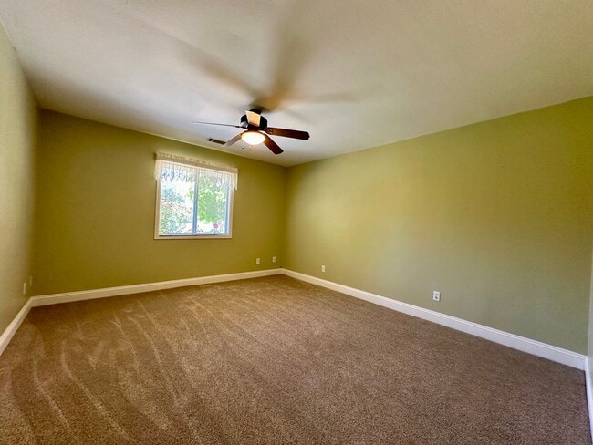 Building Photo - Beautiful well maintained home! Excellent ...