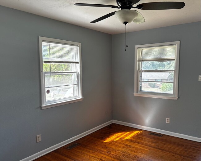 Building Photo - 3 BED 1.5 BATH IN HEART OF FAYETTEVILLE NC