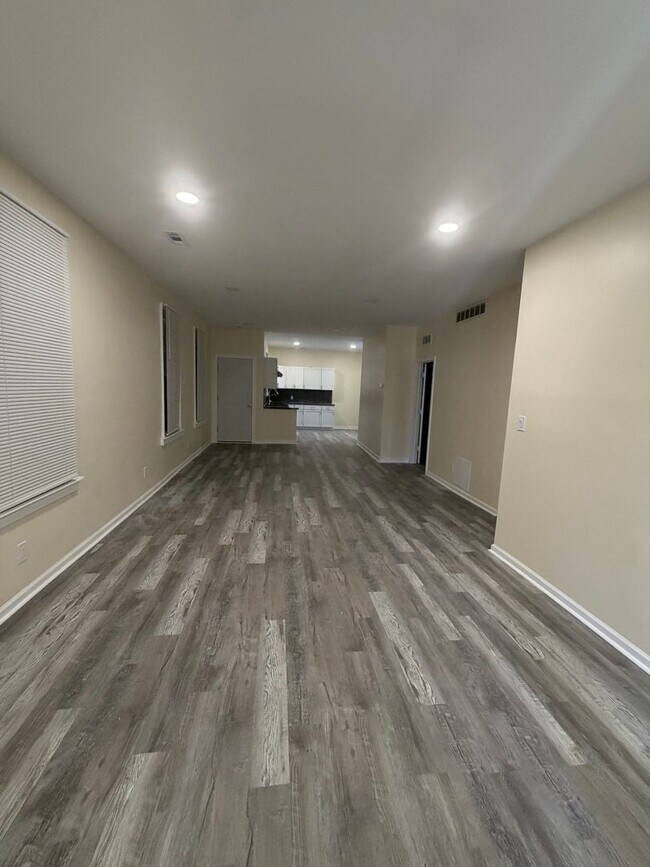 Building Photo - 5 Bedroom 2 full bath spacious home