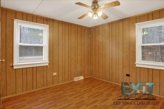 Building Photo - 3 Bedroom, 1 Bath Home Available