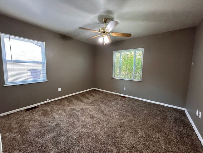 Building Photo - $0 DEPOSIT OPTION, U-HILLS, 4 BED, LARGE A...