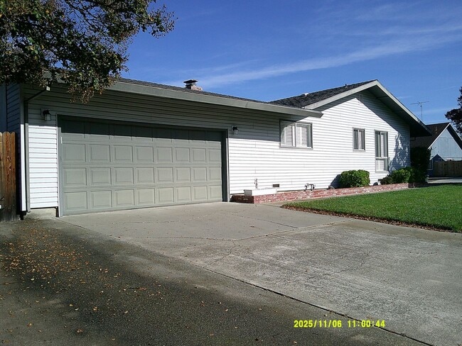 Building Photo - 390 S Almond St