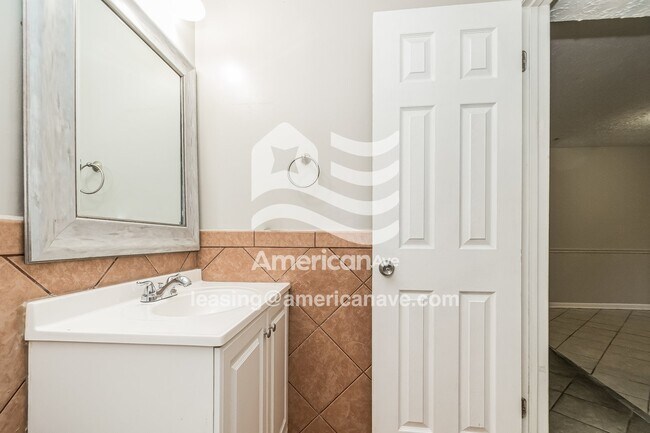 Building Photo - 3536 Torbay Dr