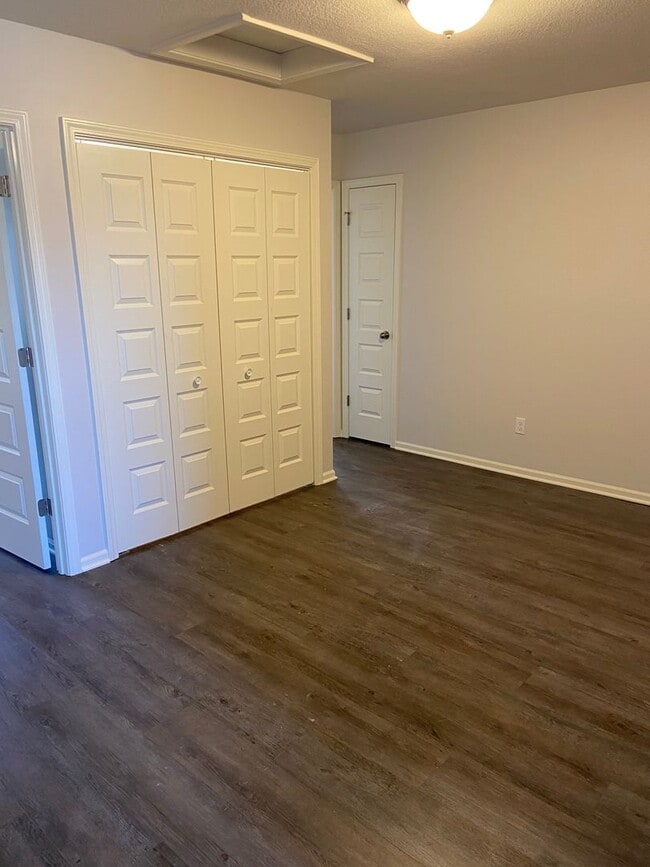 Building Photo - Now Preleasing! Comfortable Three Bedroom | Two and a Half Bath Home in Oak Woods