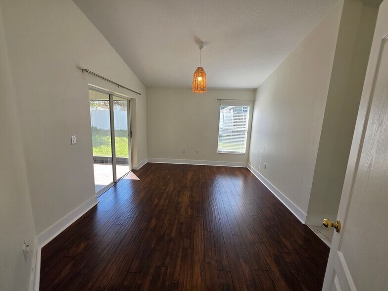 Building Photo - 730 Straw Lake Dr