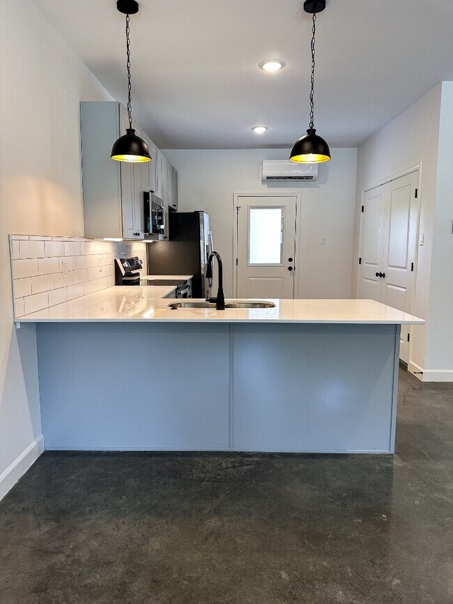 Building Photo - 1732 Rosemary Dr