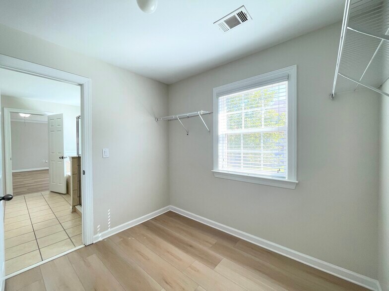 Walkin closet - 2650 Royston Dr