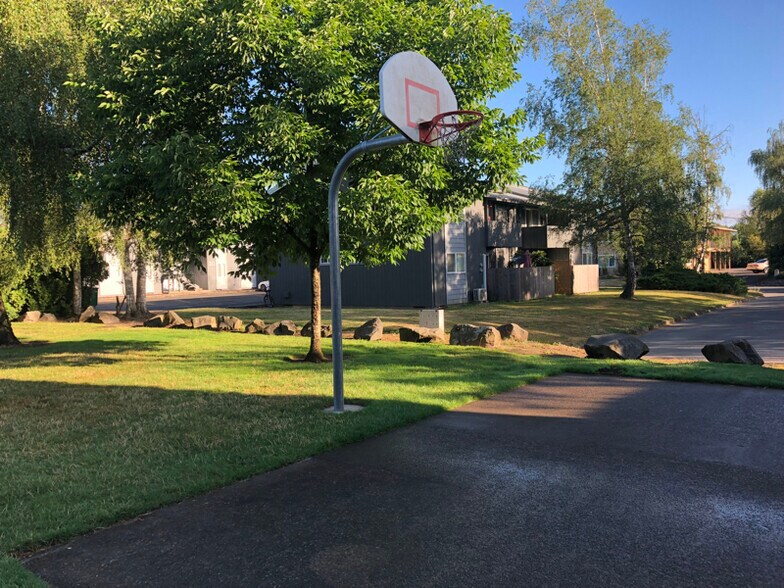 Building Photo - 301 Whitesell St W