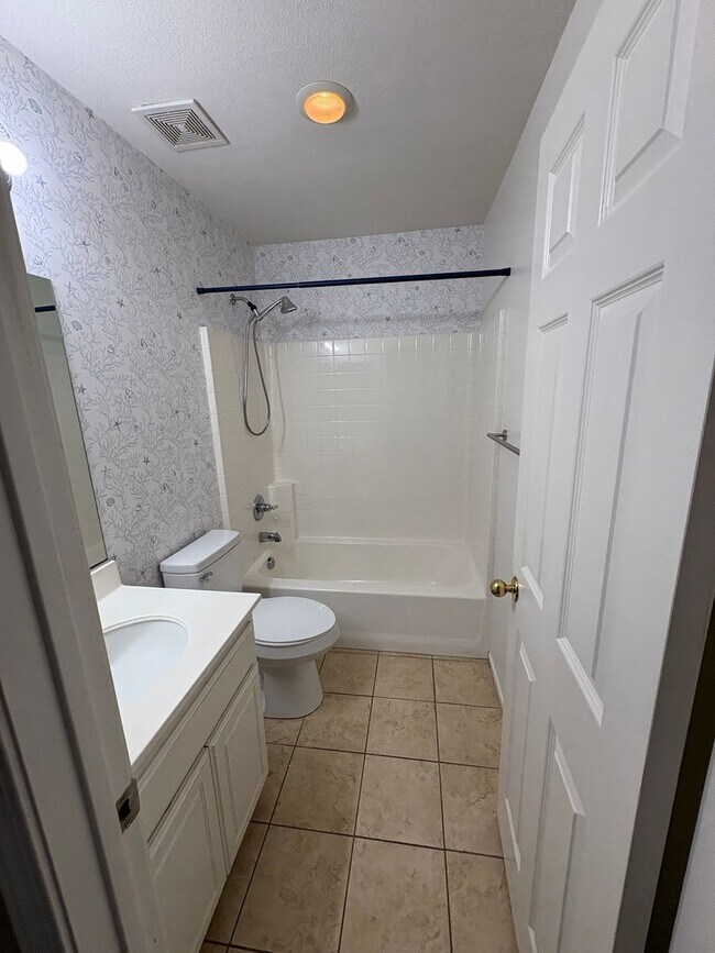 Building Photo - Beautiful 2-story home