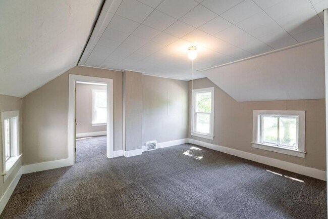 Building Photo - Gorgeous Northside Home with Quartz Countertops!