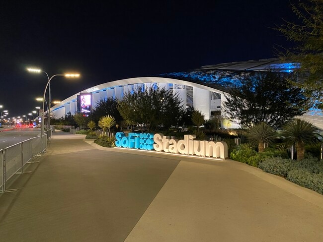 Building Photo - 13730 Mindora Ave