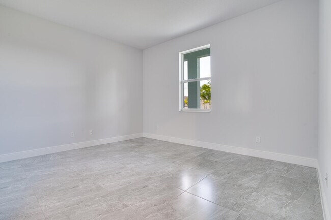 Building Photo - 388 SW Vista Lake Dr