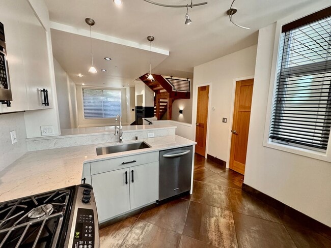 Building Photo - Stunning Fremont Townhome - Incredible Loc...