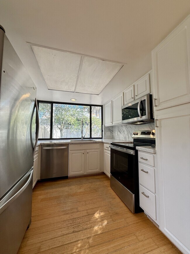 Building Photo - 2437 Burgundy Ct