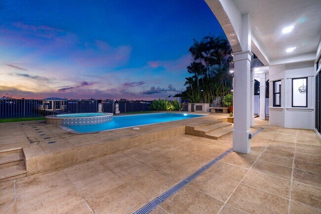 Building Photo - 1 18th Ave S