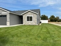 Building Photo - Gorgeous Custom Condo in Hamilton