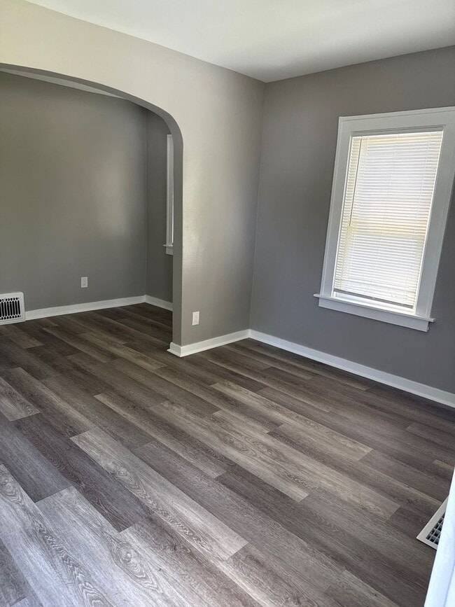 Building Photo - Cozy 2 Bedroom Gem