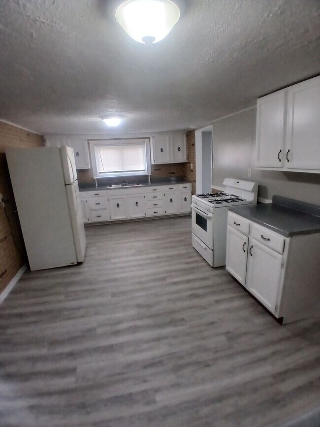 Building Photo - Freshly Renovated 3-Bed, 2-Bath Home with Detached Garage