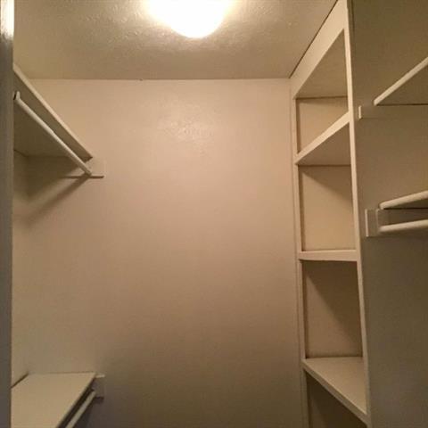 Building Photo - 2622 Meadowview Dr
