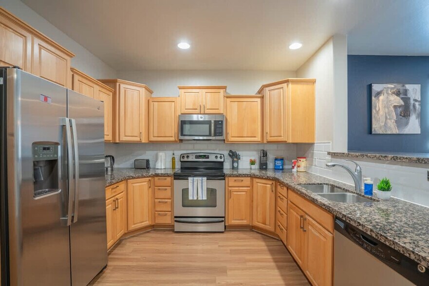 Building Photo - 1275 E University Dr