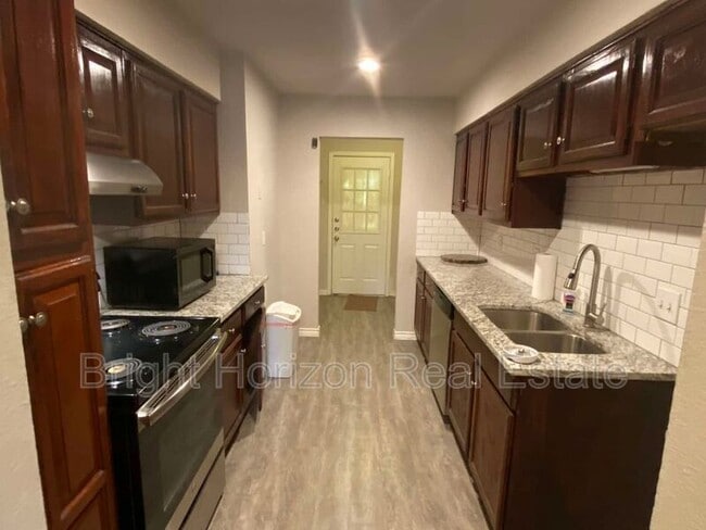 Building Photo - 1017 Mullins St