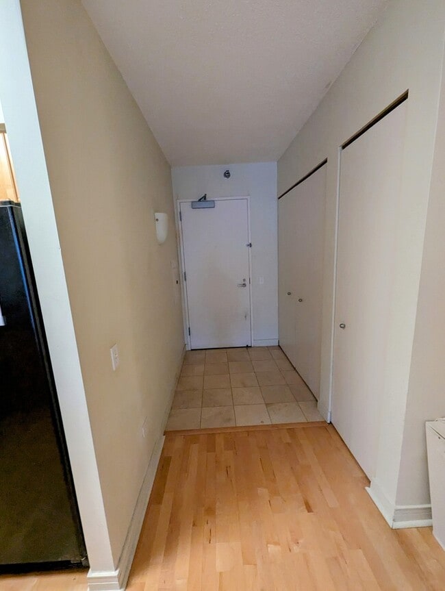 Building Photo - 512 N McClurg Ct