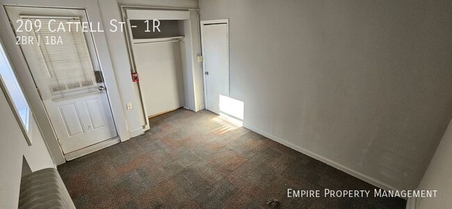 Building Photo - Available February 1st! 1st Floor: 2 Bedro...