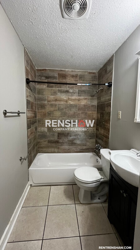 Building Photo - 2560 Thackery Dr