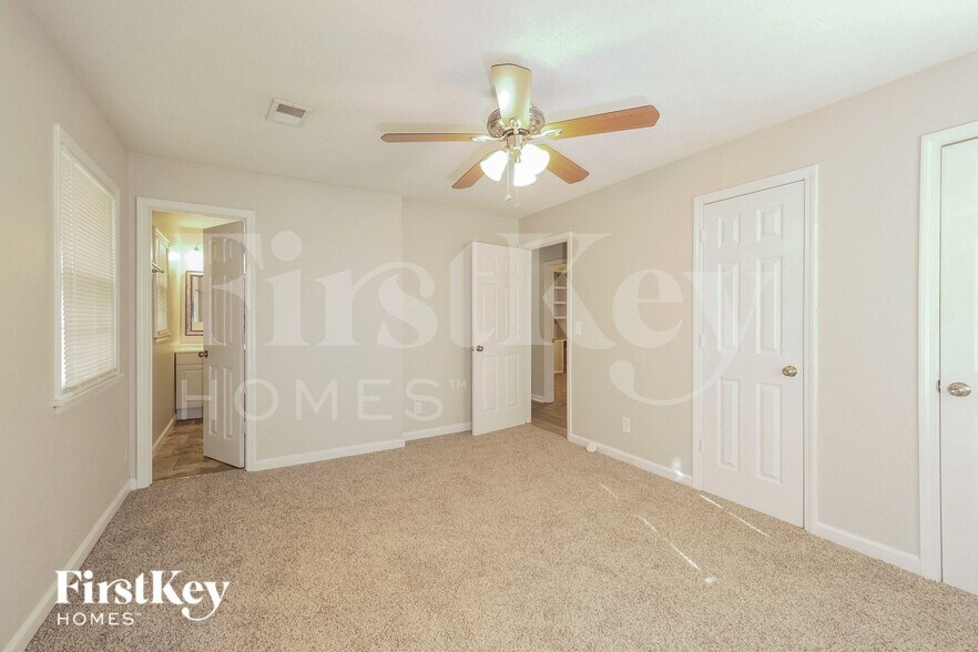 Building Photo - 8728 Everett St