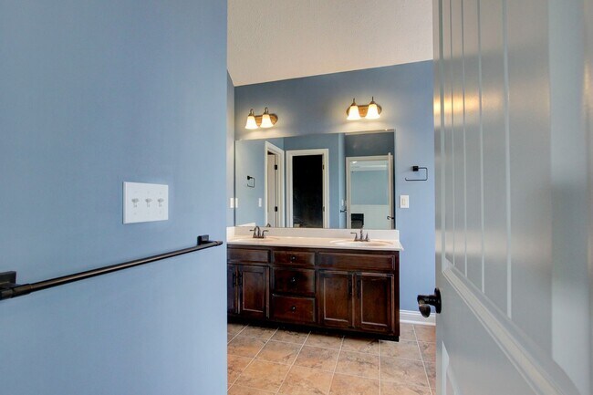 Building Photo - 716 Cavalier Dr