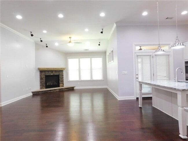 Building Photo - 330 La Perla Dr