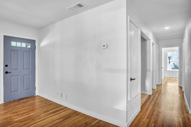 Building Photo - 705 E 9th Ave