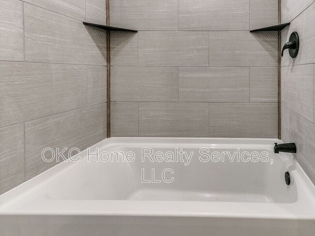 Building Photo - 1812 W Noble Ave