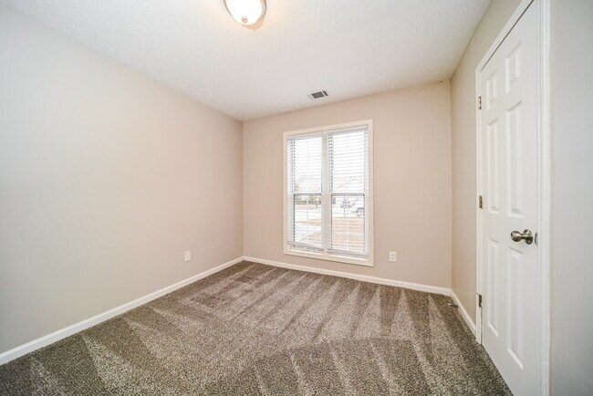 Building Photo - 260 Landing Dr