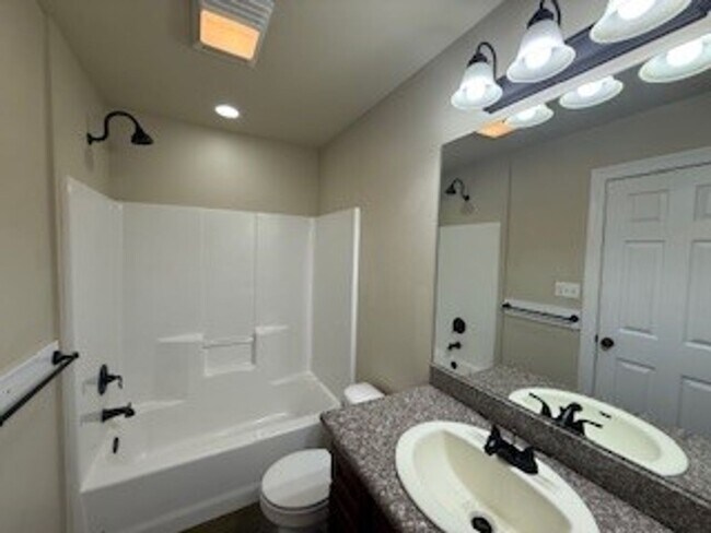 Building Photo - Country side home