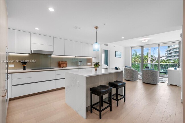 Building Photo - 9221 E Bay Harbor Dr