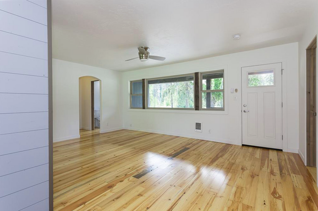 Building Photo - Gorgeous Whitefish Home