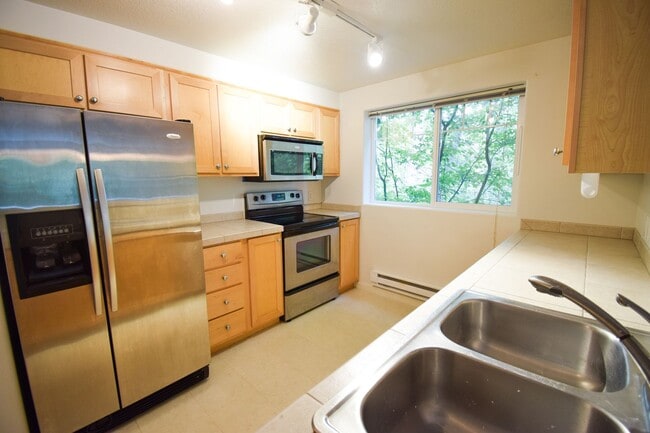 Building Photo - Beautiful 2 BR 2 BA Condo! Beautifully Updated! W/S/G is included.