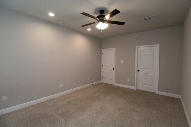 Building Photo - Spacious 3BR/2BA Home Near Navy Federal HQ with Split Floor Plan, High Ceilings & 2-Car Garage
