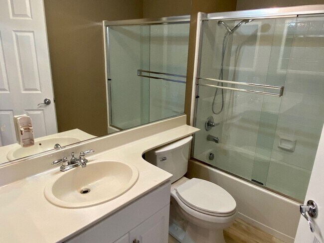 Building Photo - 4 bedroom close to freeway, parks and shopping