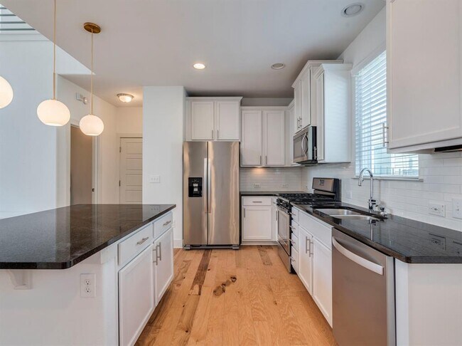 Building Photo - 2309 Hermia St