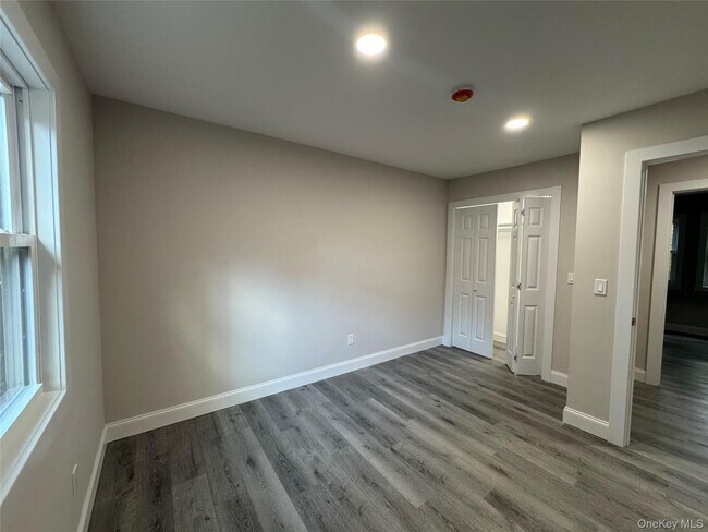 Building Photo - 75 Valley Dr