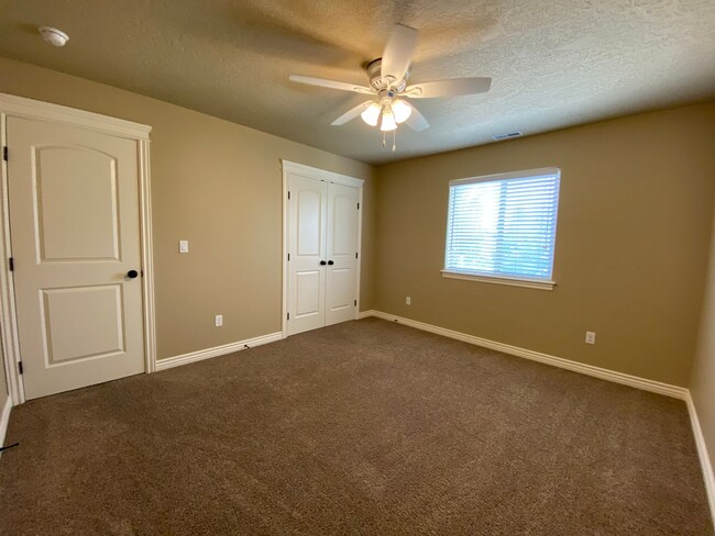 Building Photo - Lawn Care included!  4 bed 2.5 bath Neighb...