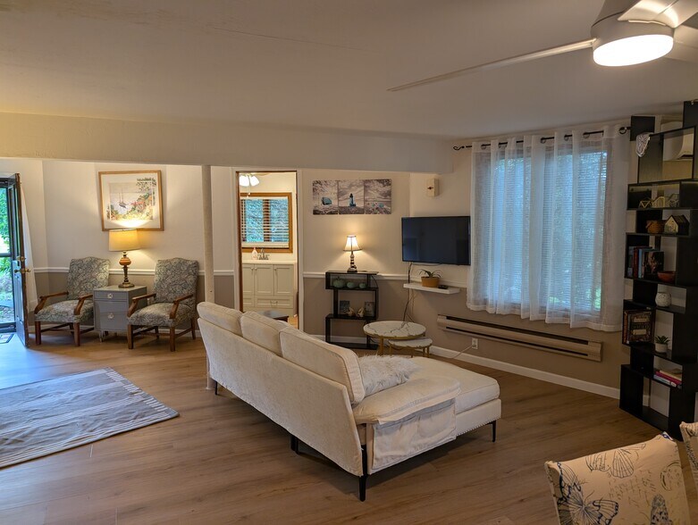 Living - 12067 Gearhart Rd