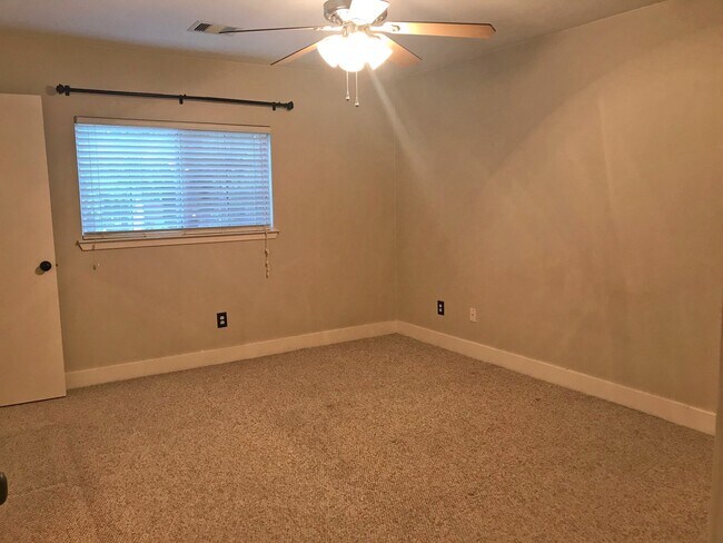 Building Photo - 26885 Kings Park Hollow Dr