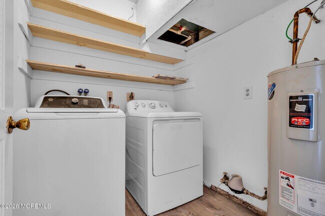 Building Photo - 166 E Holly Ln